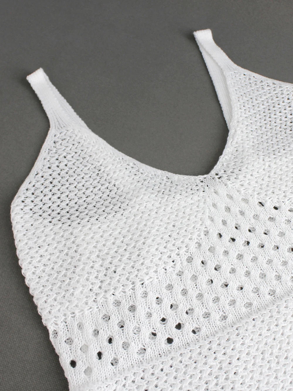 Gestricktes, netzfarbenes, langes Damenkleid mit V-Gürtel und Schlitz, Strandbluse, Rock, Sommer