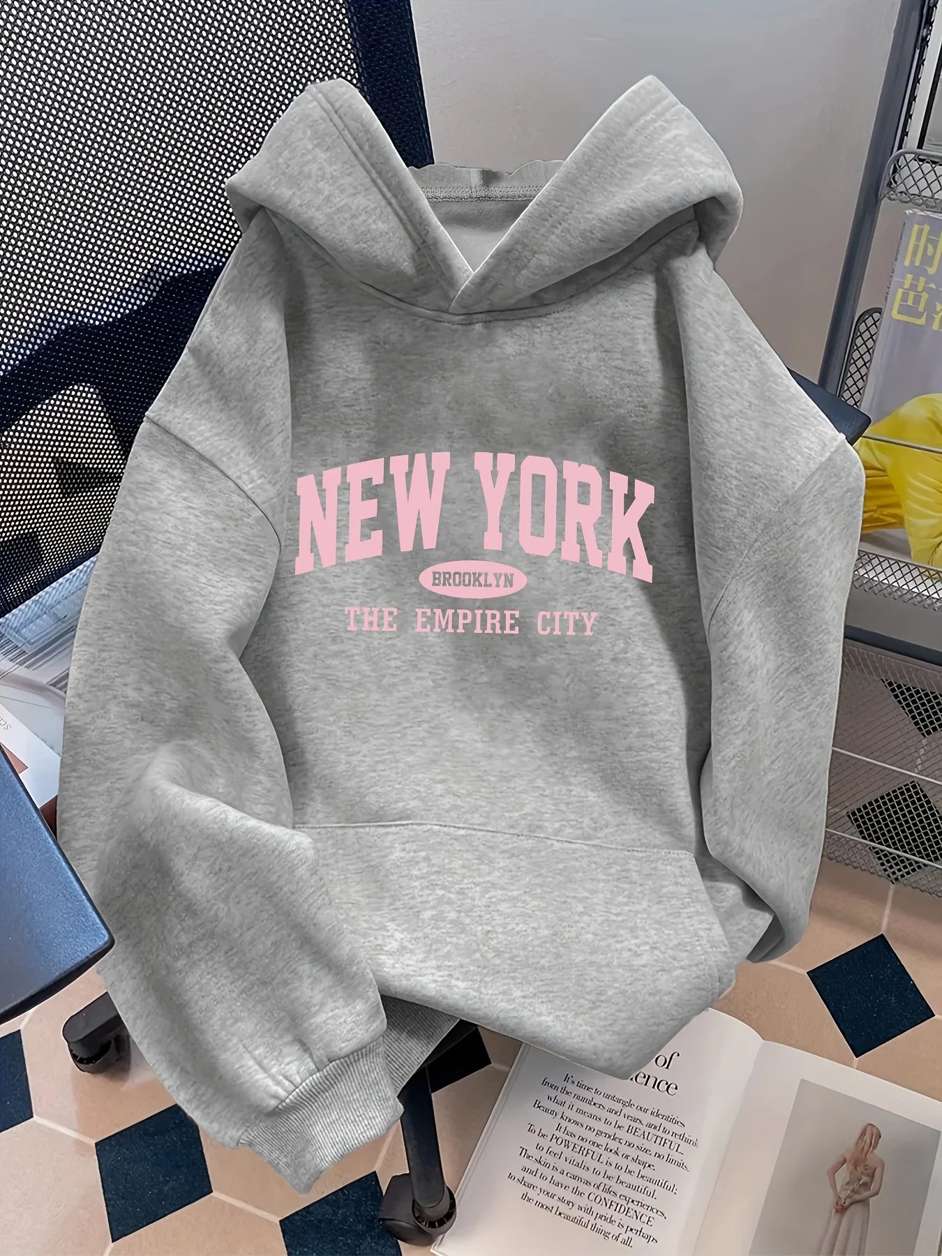 Modischer Damen-Hoodie mit lockerem Buchstabenmuster, lässiger Stil, geometrisches Muster, Kapuzenkragen, lässiger Langarm-Pullover mit Taschen
