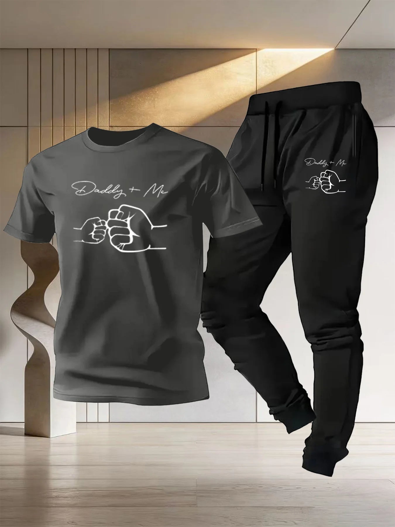 Sommerkleidung für Kinder und Eltern – Set aus kurzärmligem T-Shirt und Jogginghose aus reiner Baumwolle für Vater und Sohn mit schickem Faust-Print