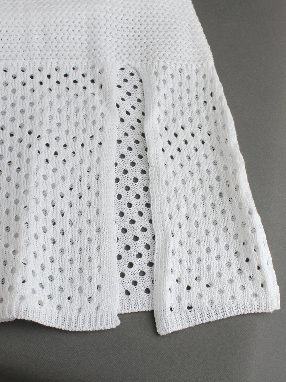 Gestricktes, netzfarbenes, langes Damenkleid mit V-Gürtel und Schlitz, Strandbluse, Rock, Sommer